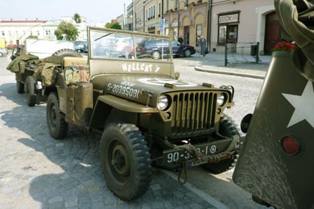 Výchozím bodem cesty je Tovačov, ze kterého míříme přes Holešov, Fryšták, Slušovice, Vizovice a Loučku do Slavičína. V Holešově na náměstí ještě čekáme na Čerta a jeho neposkvrněnou C-13 a cpeme se pochoutkami z místní pekárny.