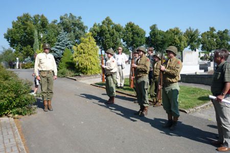 Na slavičínském hřbitově bylo dne 31. 8. 1944 pohřbeno 28 padlých amerických letců, kteří byli sestřeleni v letecké bitvě nad Bílými Karpaty. Společně s několika badateli a místními občany vzdáváme padlým letcům čest. Je přítomen i pan Jan Mahr (v bílém), ...