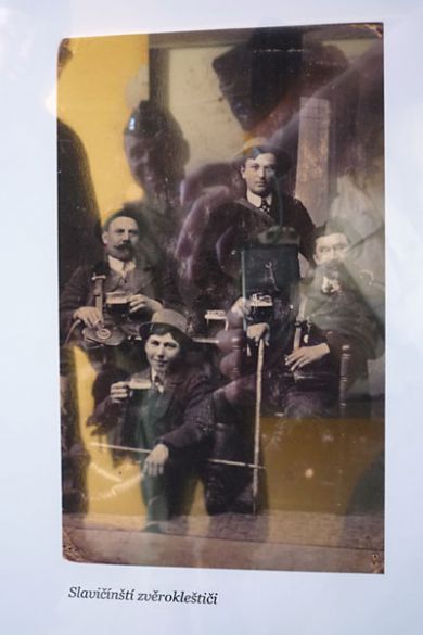 Slavičínští zvěrokleštiči byli asi veselá parta. V části muzea naleznete jejich bizarní nástroje a mezi jinými také tuto společnou fotografii. Smějící se figura v pozadí není kleštič, ale BJ (čti Bí Džej).