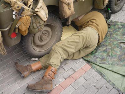 Nejvážnější je porucha převodovky jednoho z jeepů někde u Klatov. Na místě ji nelze opravit a tak musí být vehikl potupně odtažen. Nejvážnější je porucha převodovky jednoho z jeepů někde u Klatov. Na místě ji nelze opravit a tak musí být vehikl potupně odtažen.