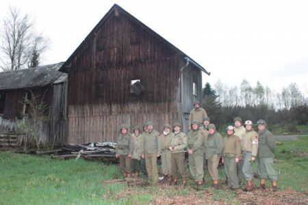 Statek, kolem kterého (podle dochované fotografie z roku 1945 a výzkumu Pepy Týmy) jednotky TO pronikly do Čech, se nachází v Německu těsně za hranicí. Vypadá to tak, že se pomalu rozpadá a jsme rádi, že můžeme ještě pořídit pár fotografií. Statek, kolem kterého (podle dochované fotografie z roku 1945 a výzkumu Pepy Týmy) jednotky TO pronikly do Čech, se nachází v Německu těsně za hranicí. Vypadá to tak, že se pomalu rozpadá a jsme rádi, že můžeme ještě pořídit pár fotografií.