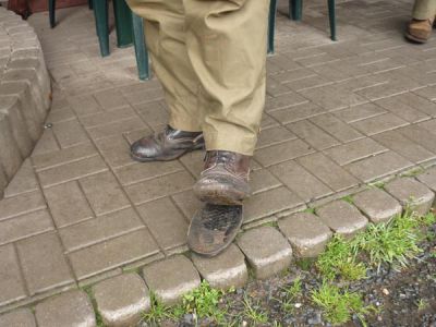 ... při odjezdu z Lomu u Tachova (!) Monty vyrývá kopytem hlubokou brázdu v půdě místního náměstí, přičemž povoluje jen bota (noha naštěstí drží).