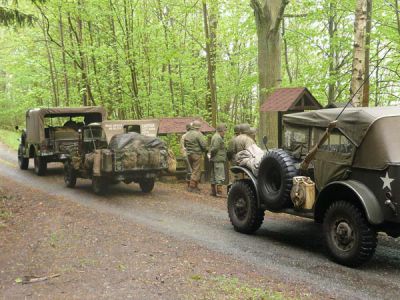 Rosendorf (Růžov) – místo boje US 42. průzkumné squadrony s Němci, který se odehrál dne 30. 4. 1945. Německá hlídka zahájila palbu na projíždějící jeep kapitána Catletta. Jeho radista vyslal zprávu o pomoc. Dorazilo několik obrněných vozidel „Pattonových duchů“... Rosendorf (Růžov) – místo boje US 42. průzkumné squadrony s Němci, který se odehrál dne 30. 4. 1945. Německá hlídka zahájila palbu na projíždějící jeep kapitána Catletta. Jeho radista vyslal zprávu o pomoc. Dorazilo několik obrněných vozidel „Pattonových duchů“...
