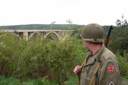 Tradiční zastávka u Podolského mostu, technické to památky z roku 1939. Pamětní deska popisující dlouhé čekání US Army na Rusy v květnu 1945 je v této chvíli demontována. Pravděpodobně se opravují drobné gramatické chyby, které tam autor nasekal... Tradiční zastávka u Podolského mostu, technické to památky z roku 1939. Pamětní deska popisující dlouhé čekání US Army na Rusy v květnu 1945 je v této chvíli demontována. Pravděpodobně se opravují drobné gramatické chyby, které tam autor nasekal...