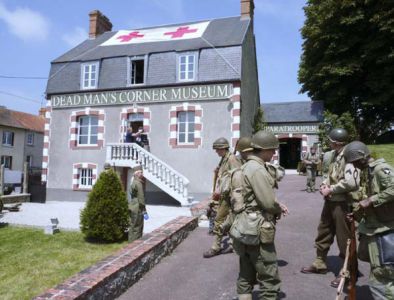 Za návštěvu určitě stojí muzeum Dead Man’s Corner nedaleko Carentanu, které je věnováno zejména americkýcm parašutistům, kteří přímo zde bojovali. Velmi kvalitní expozice, která se nachází v hlavní budově (v původním stavu) je doplněna o přilehlý army store.