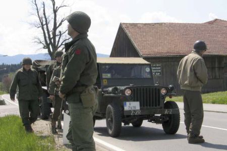 Na německé půdě před vjezdem do všerubského průsmyku – 359th Reg. 90th ID v roce 1945 postupoval stejnou cestou. Označení jednotky na nárazníku jeepu je záměrná mystifikace.
