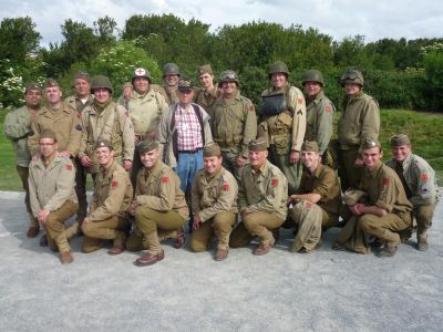 Tom Ingram a celá naše francouzsko-česká partička nedaleko Point du Hoc. Věřím, že se příští rok sejdeme v Plzni!