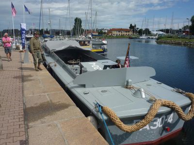 V carentanském přístavu kotví renovovaný výsadkový člun L.C.V.P. PA30-4.