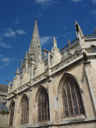 A také trochu kultury: Notre-Dame de Carentan z 11. století.