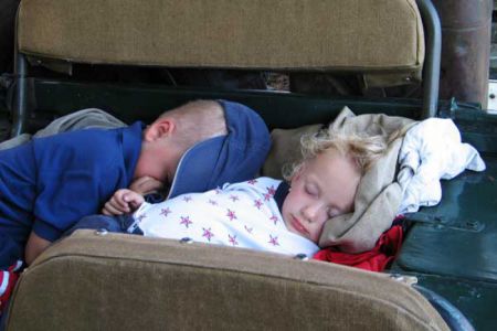 Vozidlo – zejména otevřené – je ideálním uspávacím prostředkem pro děti všech typů. Je vyzkoušeno, že takto uspané jedince neprobudí ani blízká střelba.