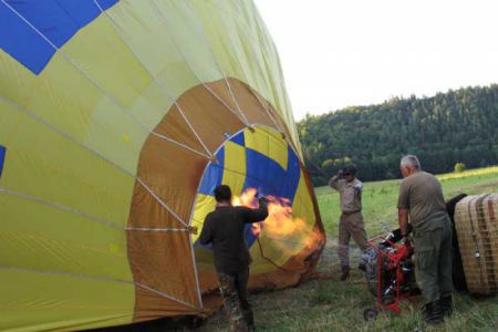 Tato fotografie nechť je důkazem, že balon byl opravdu naplněn horkým vzduchem a vzlétl. Pilot si let velmi pochvaloval – rychlost balonu dosáhla 35 km/h.