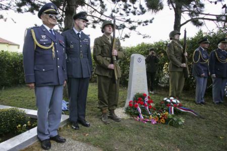 Čestná stráž u odhaleného pomníku W. Kigginse. Naši GIs se ještě drží, po skončení obřadu však nebyli schopni chůze.