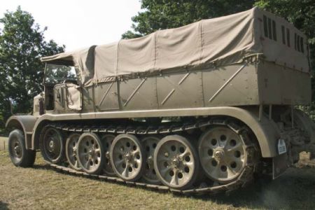 SdKfz 9 vyráběla firma FAMO. Byl to největší z řady polopásových tahačů, používaných německou armádou za 2. sv. války. Jeho schopnost v tahu byla 18 tun a sloužil zejména pro vyprošťování tanků. V případě tanků těžkých se spojovalo několik těchto vozidel za sebou.
