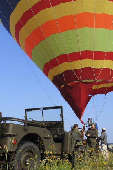 Po zhruba hodinovém letu a ve vzdálenosti 12 km od Bouzova balon přistává na malebné louce u vesničky Kladky. Jako první se z lesa řítí válečný jeep ze spřáteleného zlínského VCC. Pilot předává tajné dokumenty a parta ze Zlína suverénně vítězí.