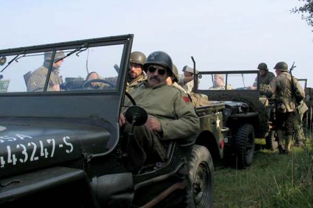 90th ID v akci. Naše kolona tří jeepů obsazených po zuby ozbrojenými pěšáky působila kompaktně. Svou „kepi“ se lišil jen Papouch (ostatně tak on to má rád).