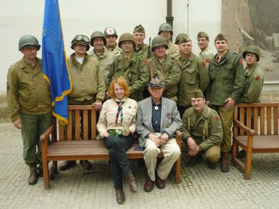 S Tomem Ingramem, věrnou překladatelkou Bárou a francouzskými spolubojovníky.