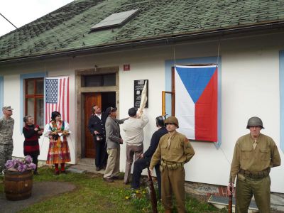Odhalení pamětní desky v Čachrově se zúčastnili veteráni Tom Ingram a Vernon Schmidt.