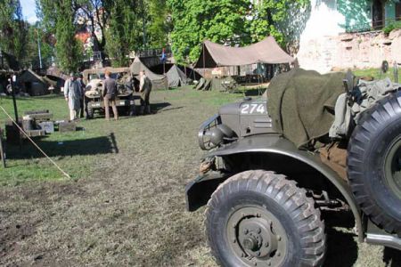 Tábor v Mlýnské strouze těsně před odjezdem do boje. Neděle 8. 5. 2005.