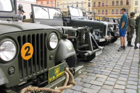 Letos poprvé se v rámci akce Vojnice 2005 předvedly osádky se svými vozidly na Horním náměstí v Olomouci. Nabídla techniky byla pestrá, zájem veřejnosti značný.