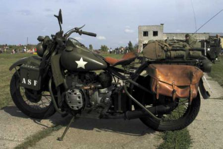 Přijel se podívat i kamarád z Vídně s touto vzácností. Je to Harley-Davidson Model 45XA s dvouválcovým boxerem o výkonu 23 HP poháněný kardanem. V roce 1942 armáda zakoupila pouhých 1 000 kusů. Inspirací pro americké konstruktéry byly slavné německé motocykly BMW a Zündapp.