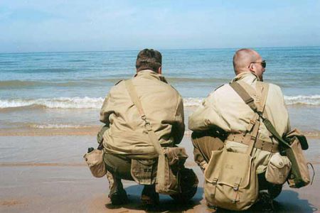 Pláž OMAHA, úsek Dog Red, 7. 6. 2004. Na této pláži utrpěly americké jednotky těžké ztráty a jejich postup byl dočasně zastaven.
