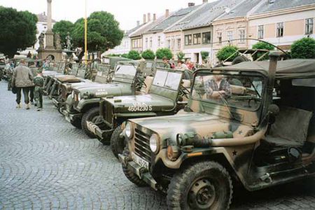Spojenecká vozidla zastupovaly zejména jeepy a Dodge různých verzí. Objevilo se i několik poválečných typů, jako např. M151A2 (zcela vpředu).