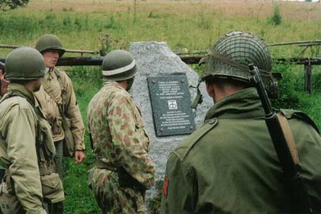 Památník ve Zhůří, věnovaný deseti vojákům US 90. Inf. Div., kteří na tomto místě vjeli do německé léčky.