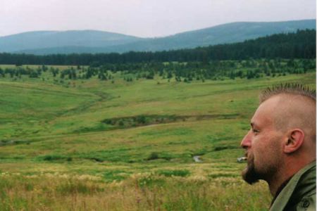 Bobo Wolfram přehlíží ostrým zrakem šumavskou krajinu. Na tomto místě stávala vesnice Zhůří, než byla v padesátých letech srovnána se zemí vojáky Československé lidové armády.