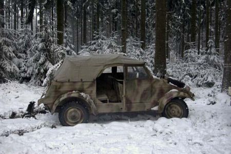 Opuštěný kübelwagen. V podmáčeném terénu pokrytém vrstvou sněhu se osádka toho dne nadřela.