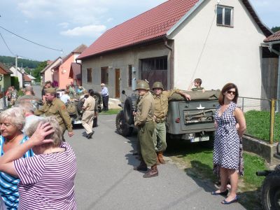 Zástupkyně americké ambasády (vpravo) to na večerní myslivecké veselici pěkně roztočila :)