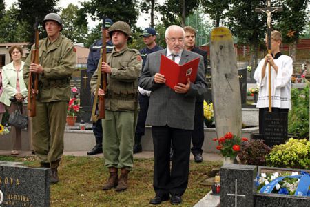 Vzpomínka na hřbitově v Rudicích. Příjemně nás překvapí hojná účast místních obyvatel. Pan starosta drží řeč, nad hlavami prolétá letoun z nedalekého letiště a hasiči pokládají věnec. Rádi se sem zase za dva roky vrátíme.